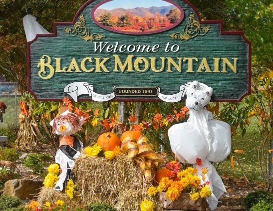Thanksgiving decorations by the Town of Black Mountain sign.